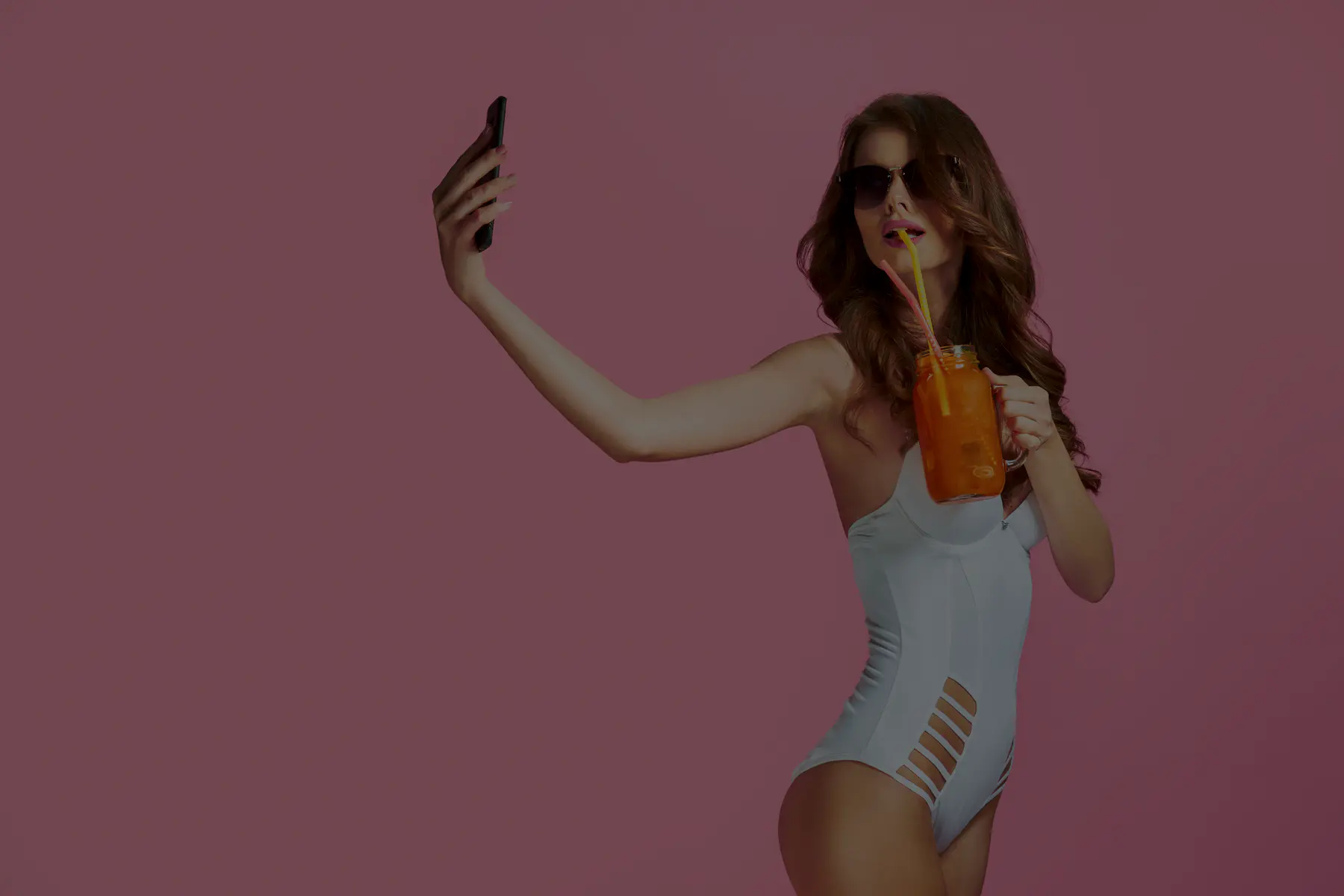 Creator che invia la candidatura a un’agenzia OnlyFans italiana