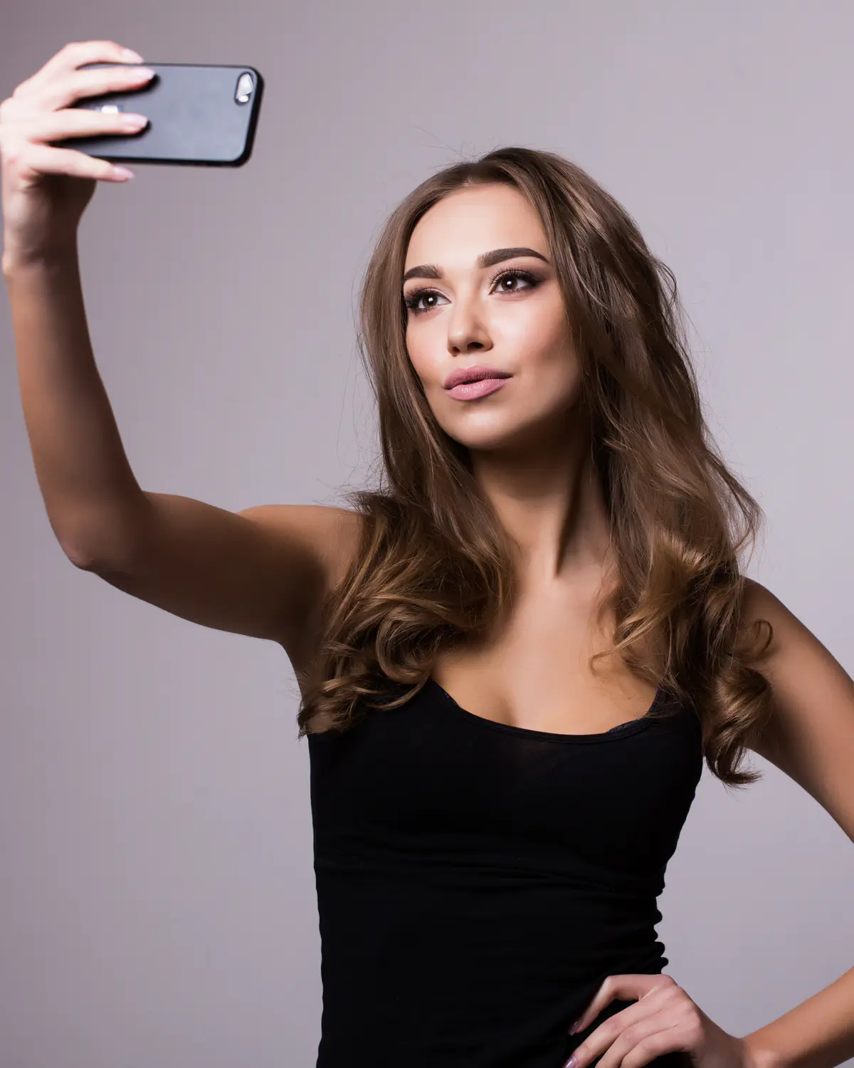 Creator che gestisce le chat con la community OnlyFans dallo smartphone