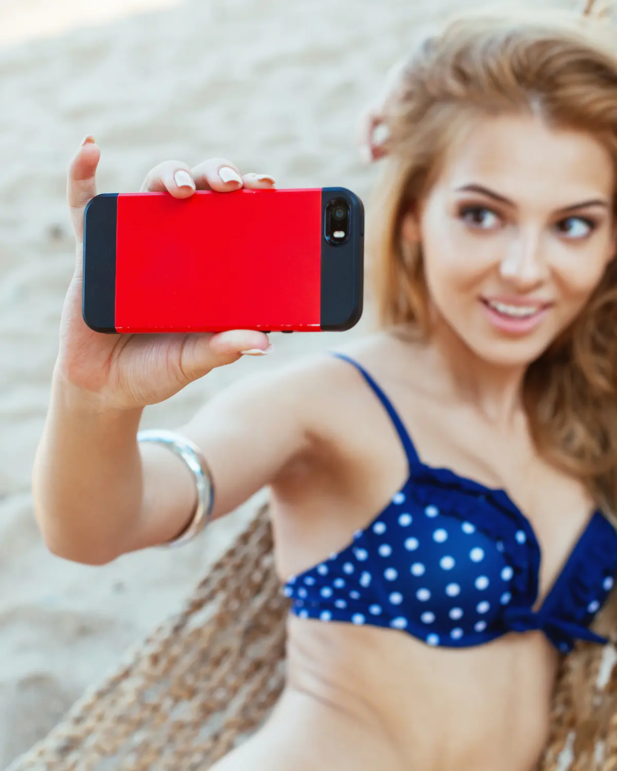 Creator OnlyFans che prepara un contenuto per la distribuzione sui social