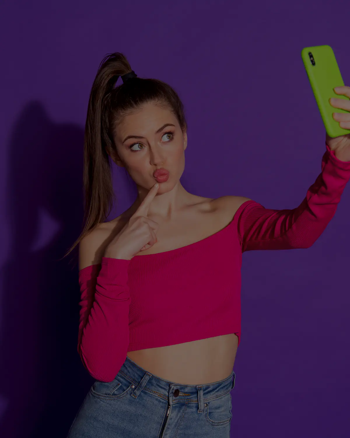 Creator OnlyFans che prepara uno shooting fotografico