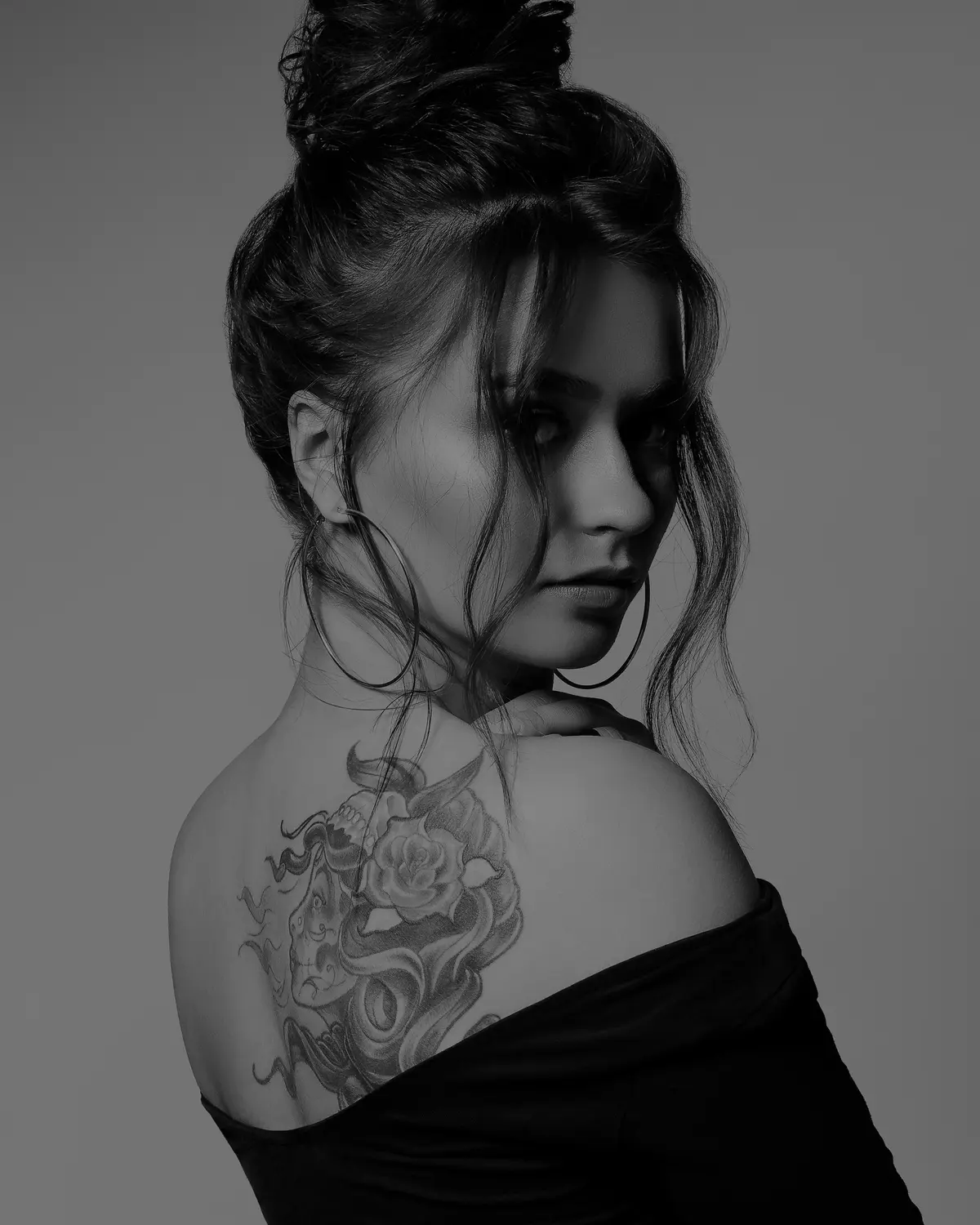 Creator OnlyFans durante uno shooting editoriale in studio