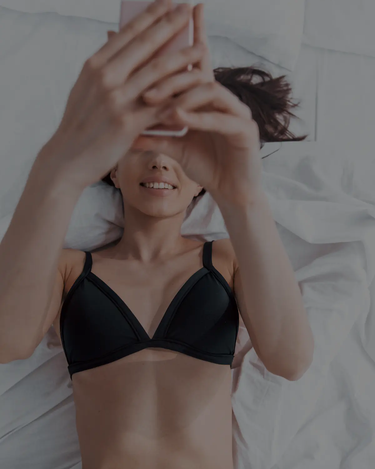 Creator che organizza i contenuti del profilo OnlyFans dallo smartphone