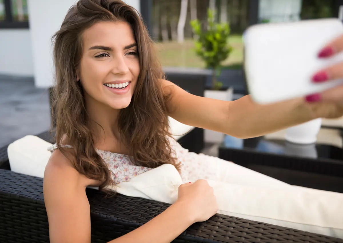 Creator OnlyFans che risponde ai messaggi dei fan dallo smartphone