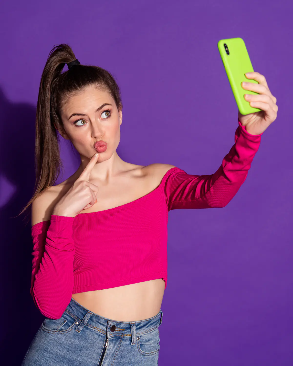 Creator OnlyFans mentre prepara un contenuto con lo smartphone