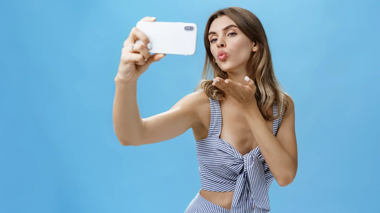 Creator OnlyFans durante la registrazione di un contenuto per i social